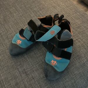 Women’s 6.5 evolve rock climbing shoes